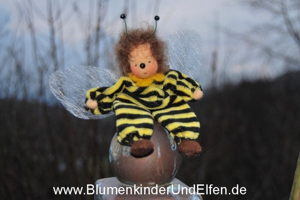 Ein Bienenkind mit Nikistoff\\n\\n27.05.2012 02:43